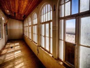 kolmanskop-namibia-ghost-town-woe5-690x517